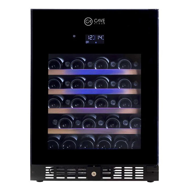 Vinoteca Cave Vinum CV-46-BL PREMIUM de 46 botellas, encastrable bajo encimera, vista frontal del modelo negro.