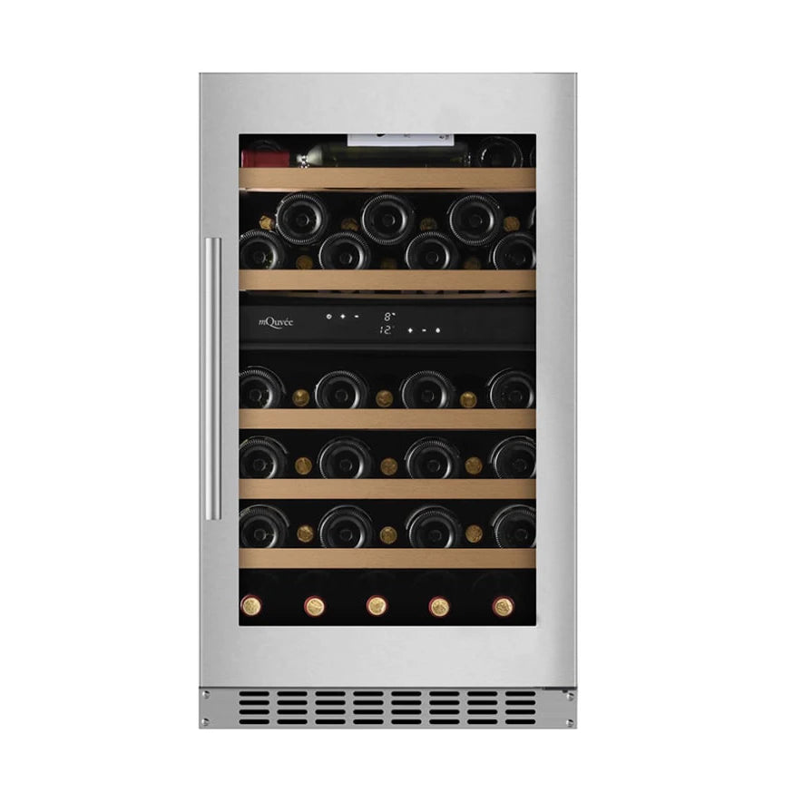 Vista frontal de la vinoteca mQuvée WineCave 800 50D con capacidad para 46 botellas, doble zona de temperatura, puerta de vidrio con marco de acero inoxidable y estantes de madera clara.