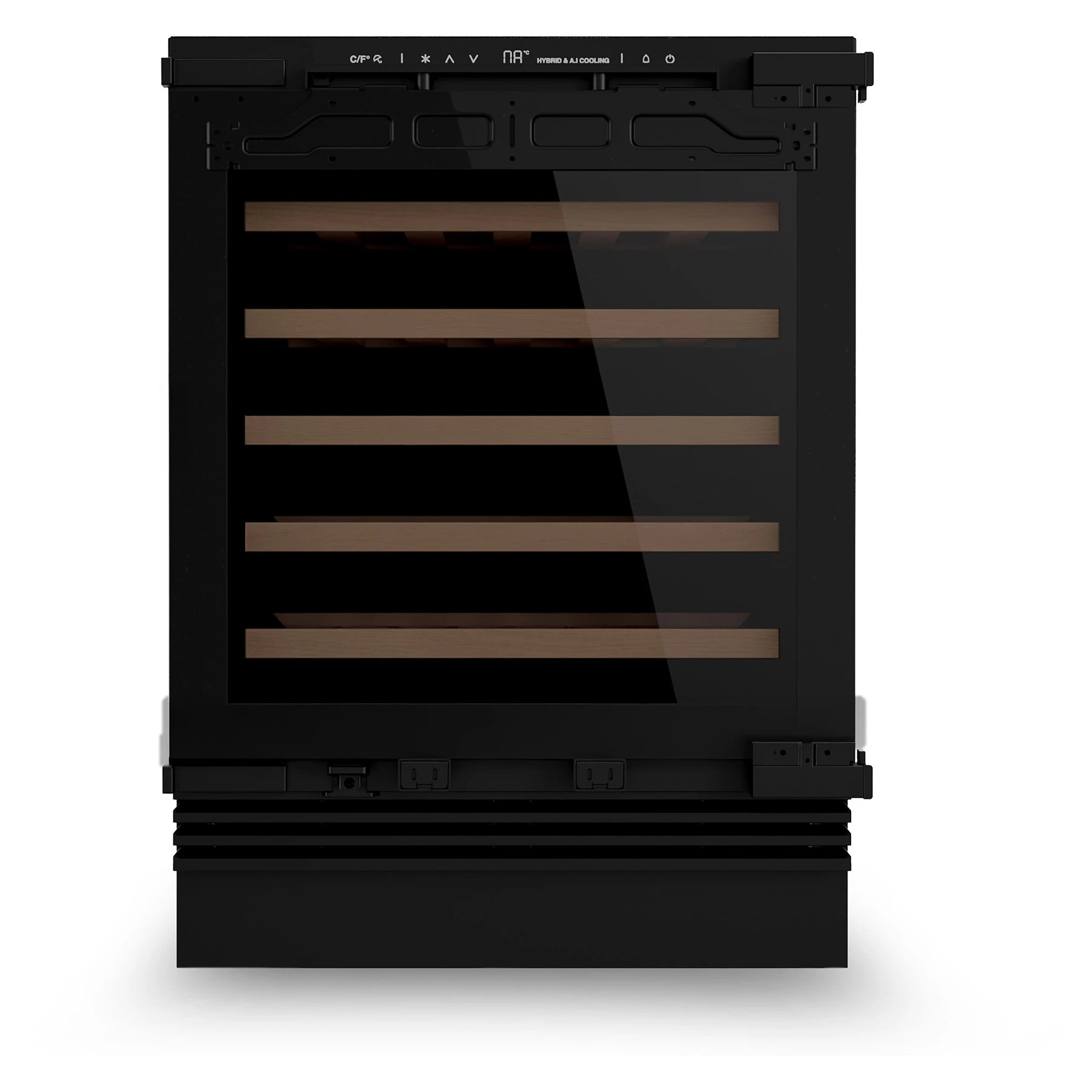 Vinoteca empotrable de 48 botellas con frente de vidrio negro y estantes horizontales de madera clara, diseñada para integrarse con panel personalizado.