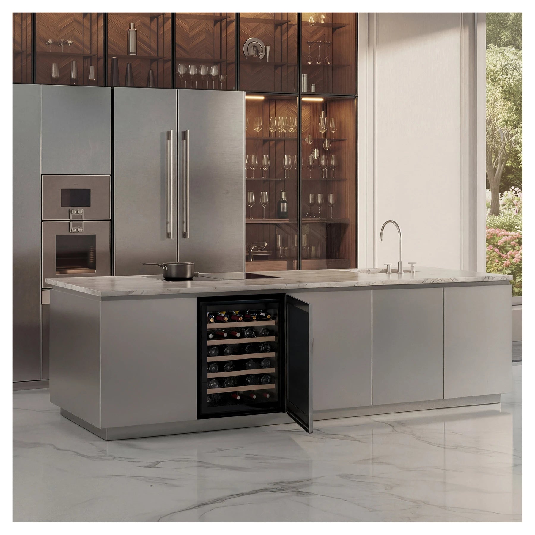 Cocina moderna con vinoteca empotrada en la isla central, mostrada con la puerta abierta y botellas organizadas; al fondo, refrigerador doble y vitrina iluminada con cristalería.