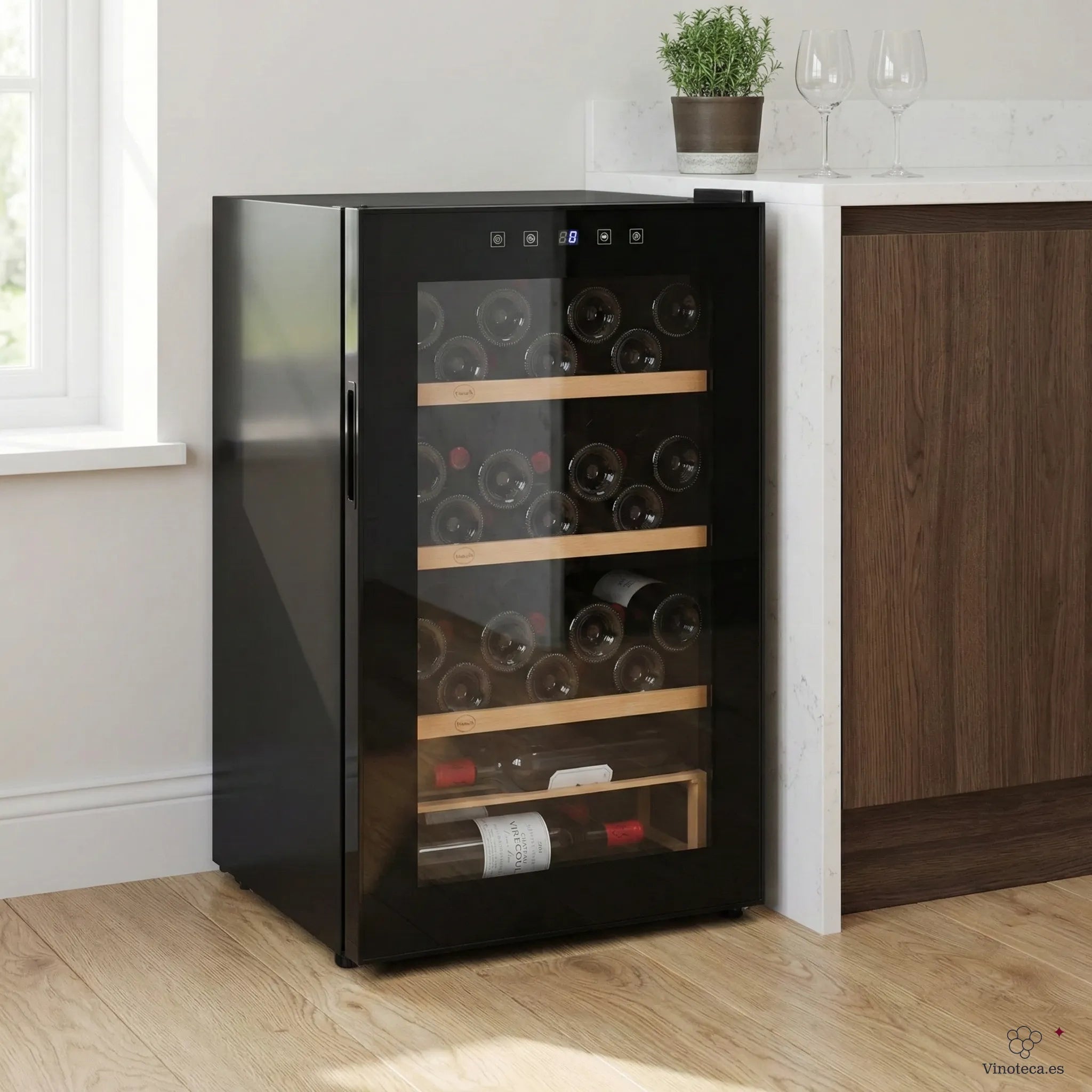 Vinoteca Vinobox 48 Pro situada en una cocina moderna junto a una encimera, con puerta de cristal y botellas visibles en estantes de madera.
