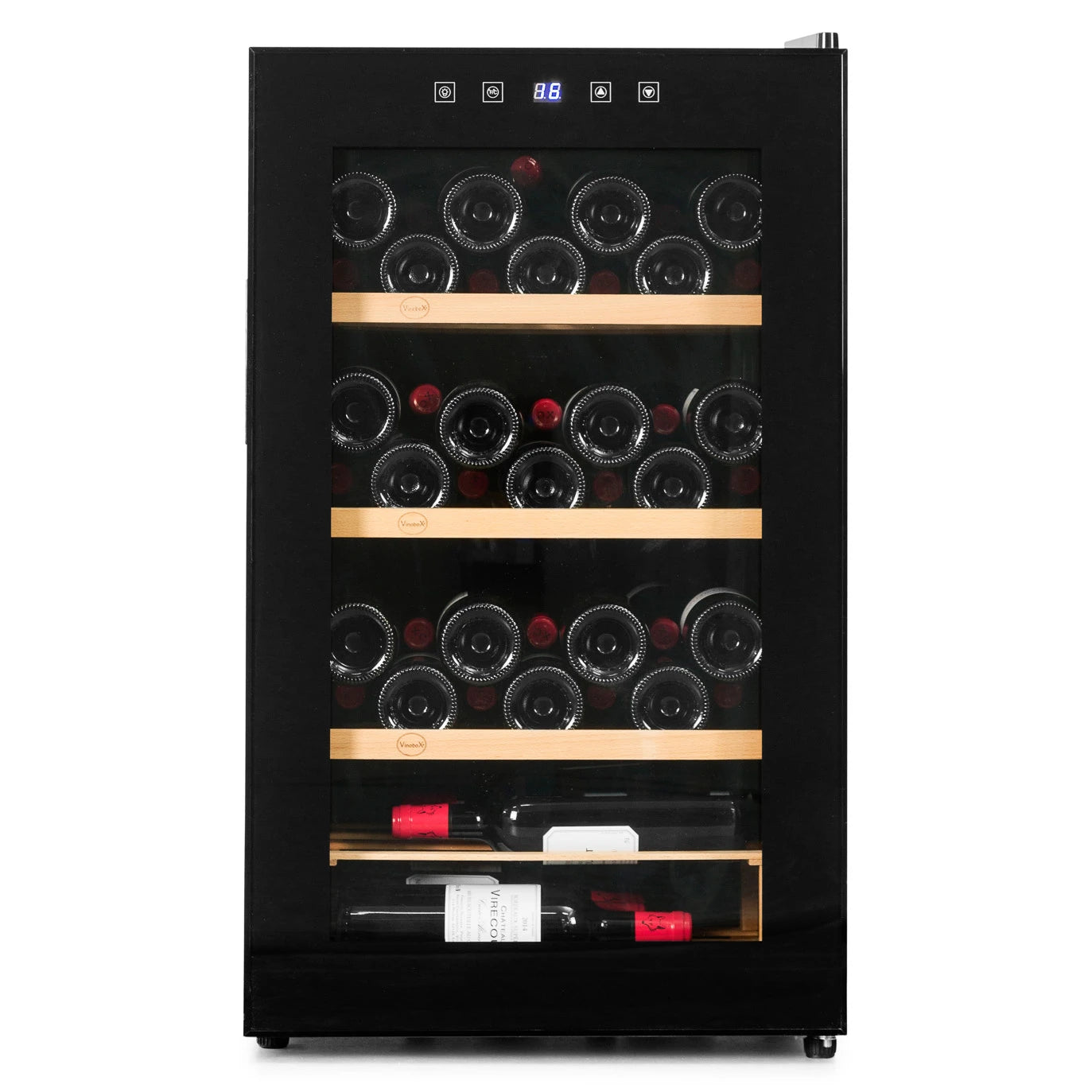 Vinoteca negra Vinobox 48 Pro con puerta de cristal, tres estantes de madera y capacidad para 48 botellas colocadas horizontalmente en su interior.