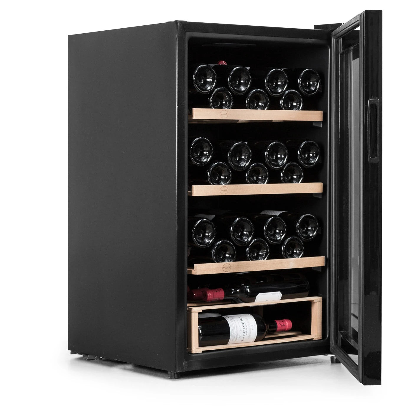 Vinoteca Vinobox 48 Pro con la puerta abierta, mostrando el interior con tres estantes de madera y varias botellas de vino organizadas.