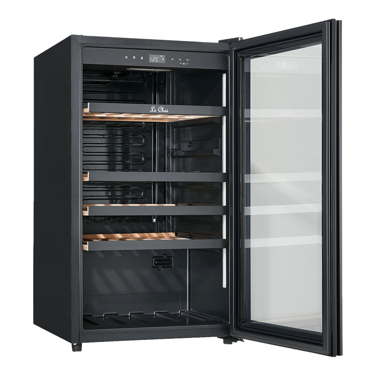 Vinoteca Le Chai LCT1FS49 de 49 botellas, vacía, vista de tres cuartos con la puerta abierta y los estantes a la vista.