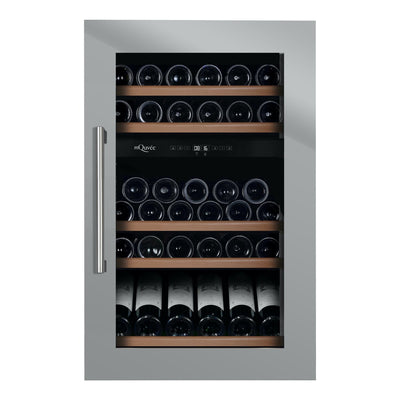Vinoteca empotrable mQuvée WineKeeper 49D de acero inoxidable con puerta de vidrio y tirador metálico, capacidad para 49 botellas distribuidas en estantes de madera, con doble zona de temperatura visible en el panel digital central.