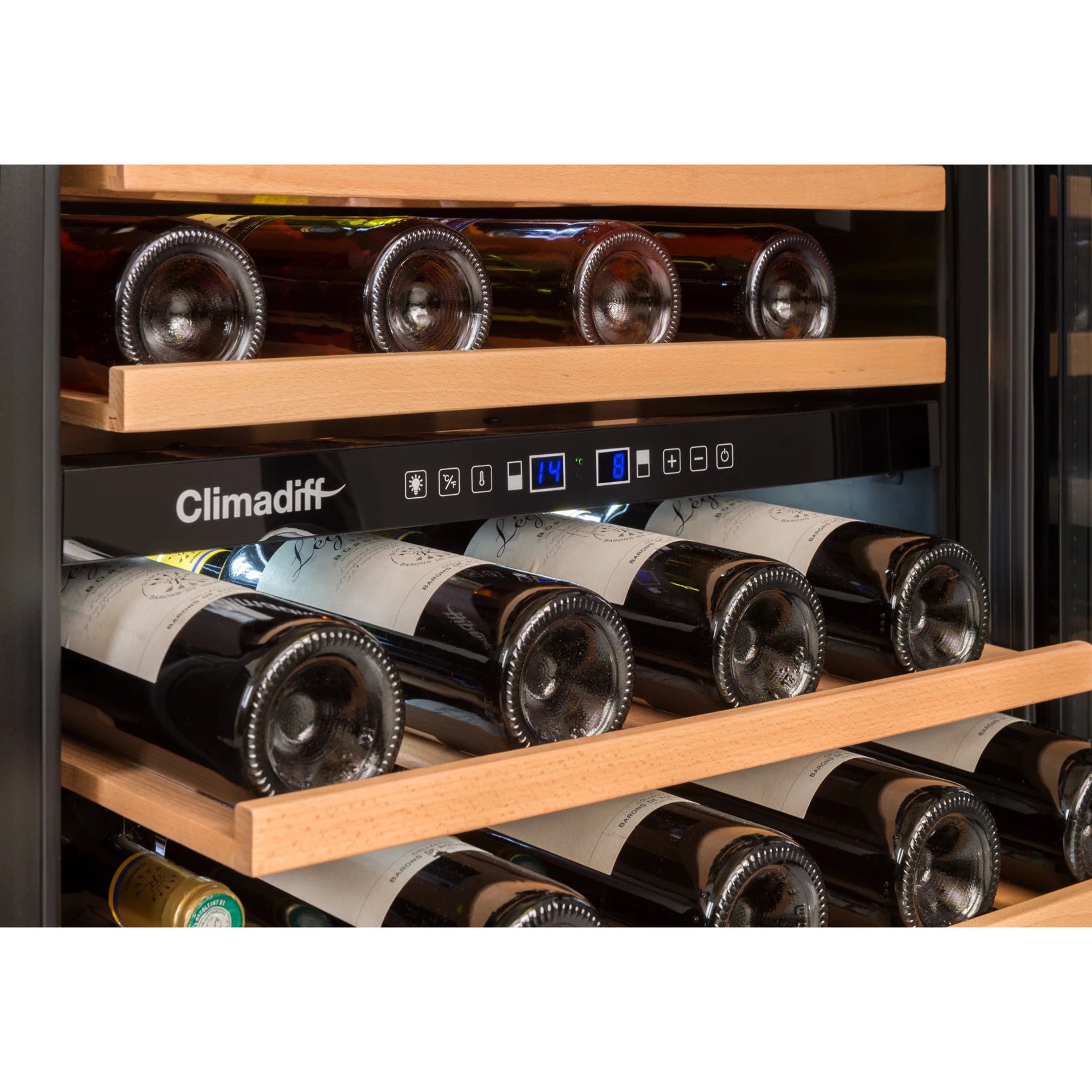 Primer plano del interior de la vinoteca Climadiff CBU50D2B con botellas de vino colocadas horizontalmente sobre estantes de madera, y un panel digital iluminado que muestra temperaturas separadas para dos zonas de conservación.