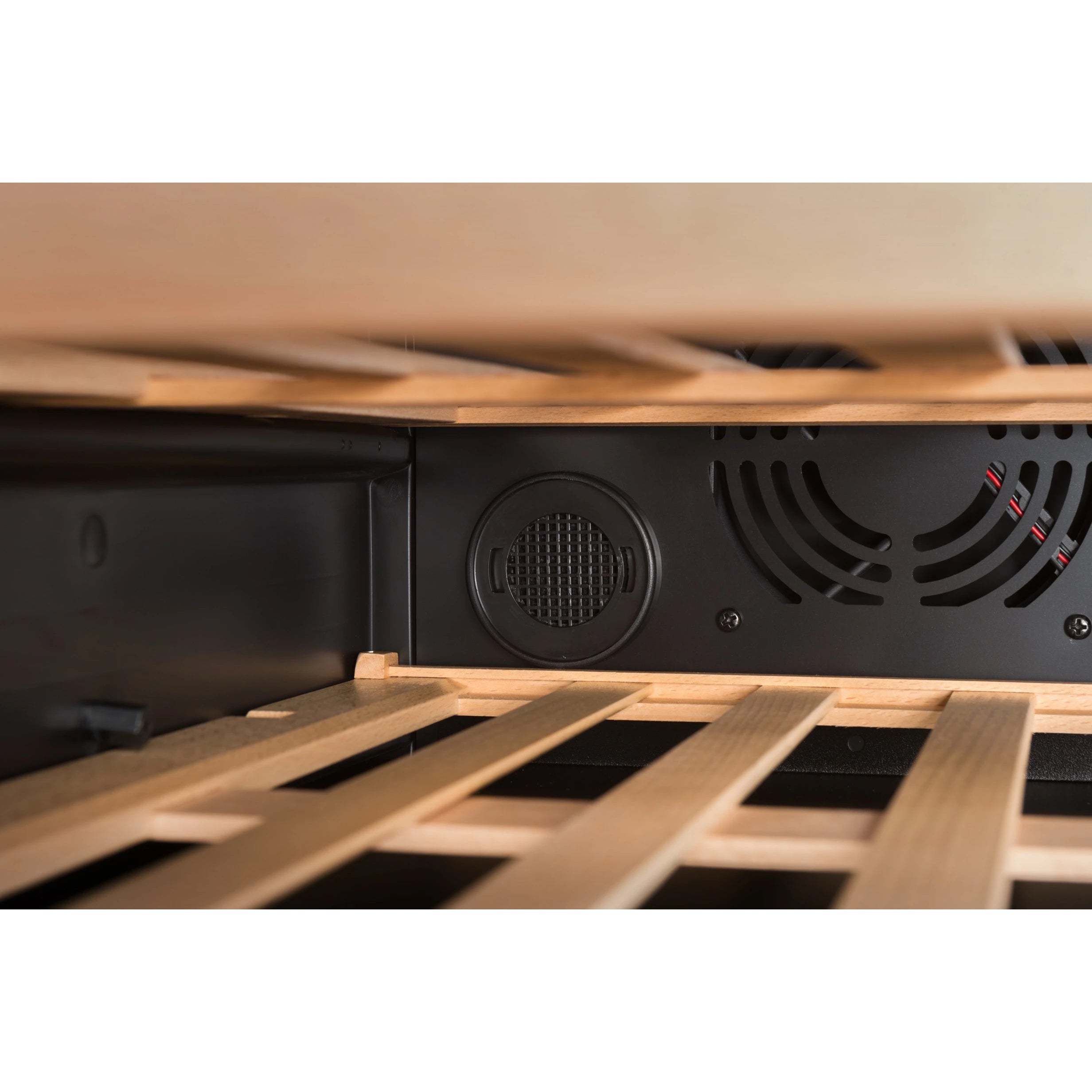 Detalle interior de la vinoteca Climadiff CBU50D2B mostrando los estantes de madera y el sistema de ventilación trasero con rejillas negras, diseñado para una circulación de aire uniforme y conservación óptima del vino.