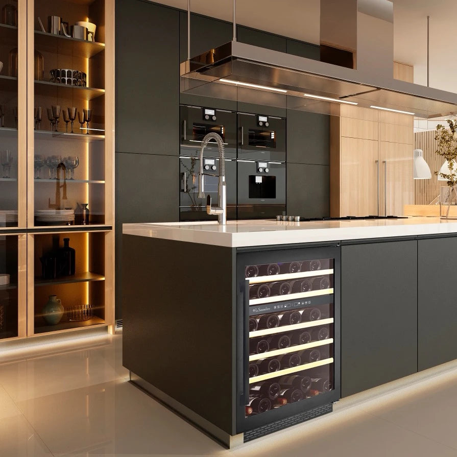Vinoteca encastrable 51 botellas La Sommelière LSBU51DB2 doble zona instalada en una cocina elegante, con estantes de madera llenos de botellas.