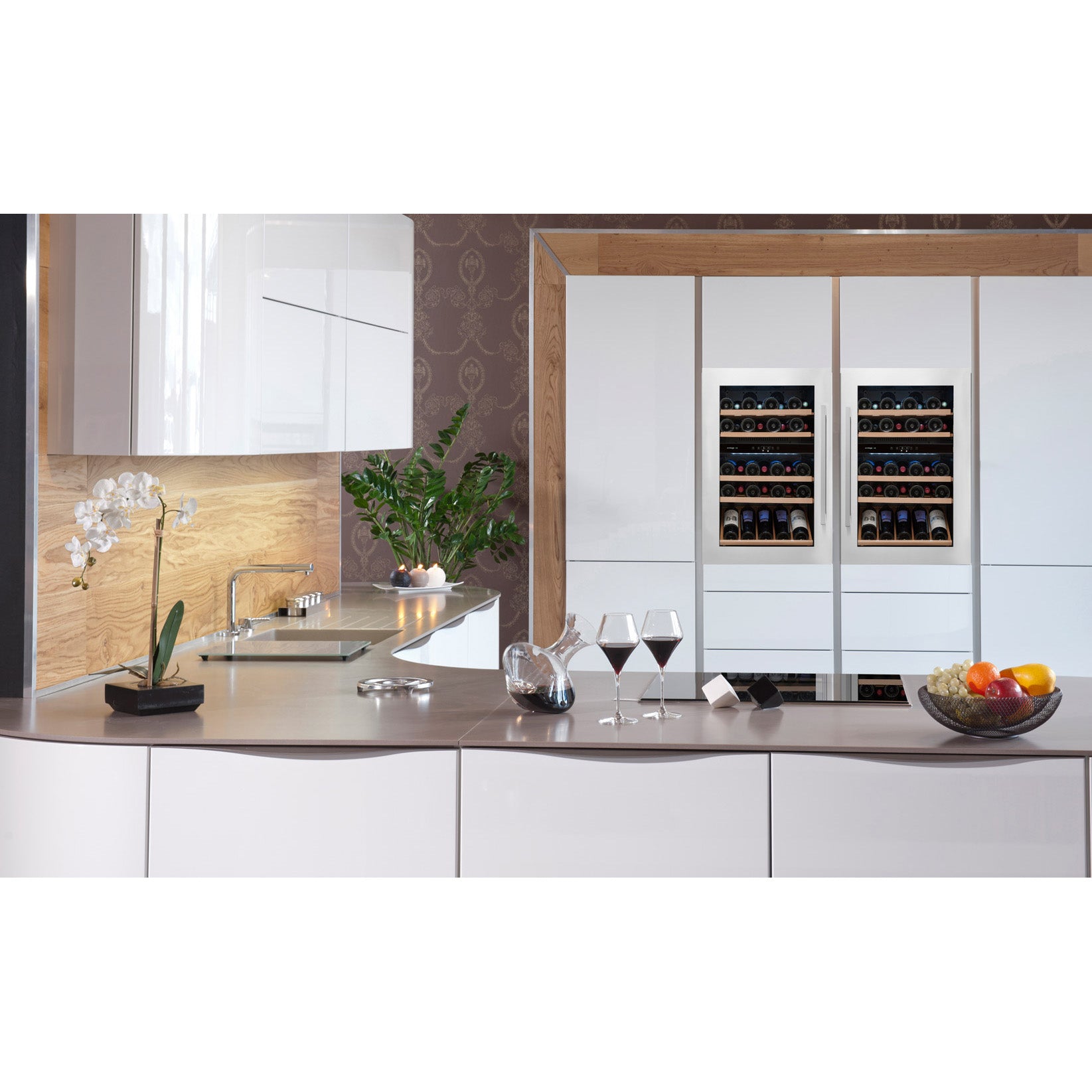 Vinoteca encastrable en columna 52 botellas Avintage AVI47XDZA doble zona instalada en una cocina de diseño.