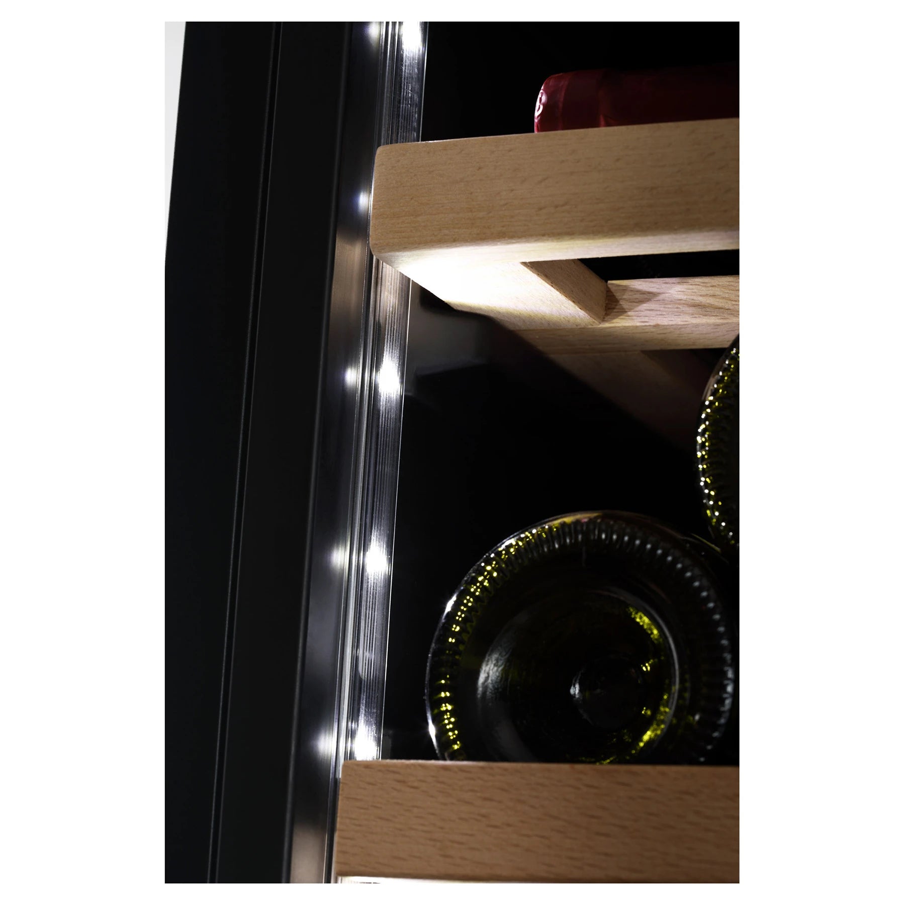 Detalle interior de la vinoteca mQuvée WineCave 800 60D con botellas en las baldas