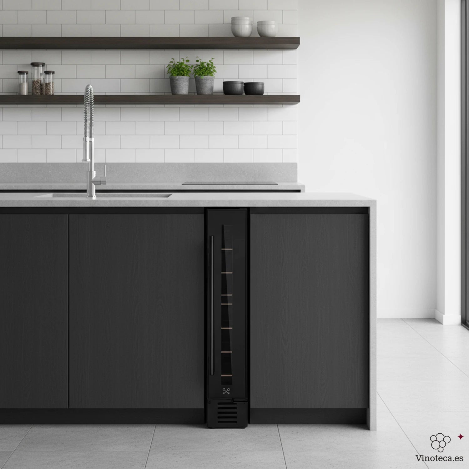 Vinoteca Les Petits Champs CAVSEB7 Black integrada bajo encimera en cocina moderna, con puerta de cristal negra y diseño estrecho entre muebles.