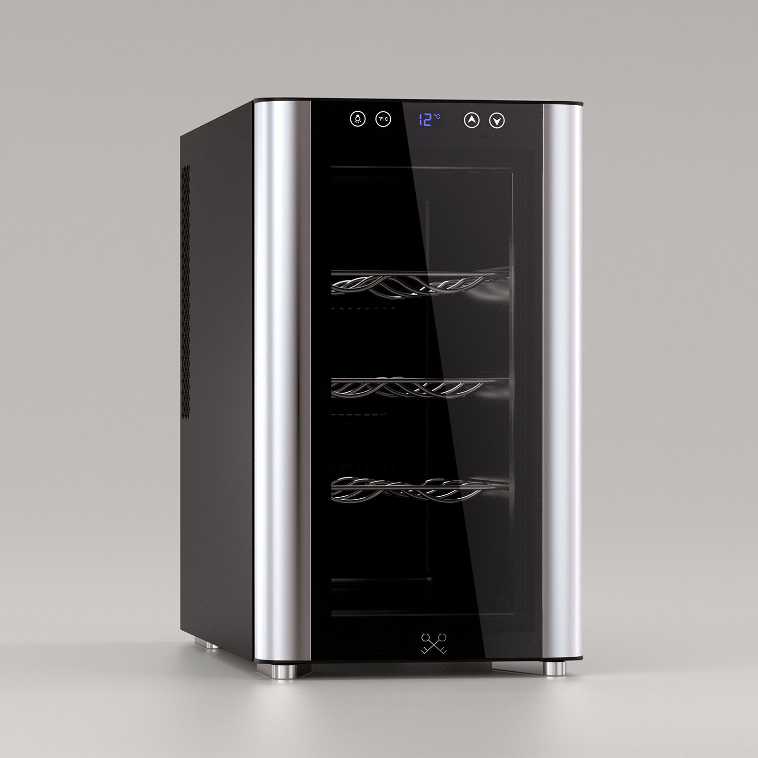 Vinoteca Les Petits Champs CAVS8 vista en ángulo frontal, con puerta de cristal cerrada, tres estantes ondulados visibles y temperatura digital marcada a 12°C.