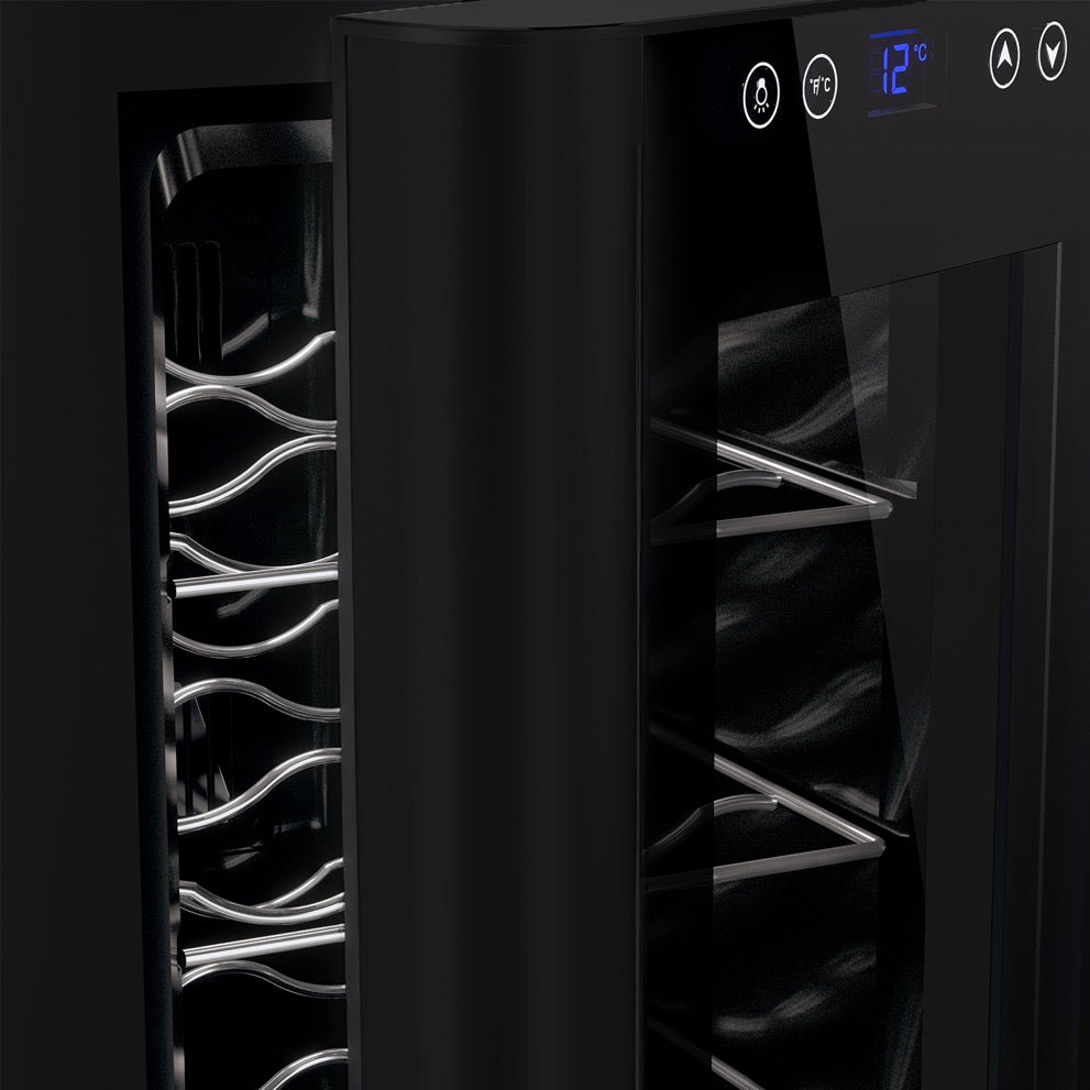 Primer plano de la vinoteca Les Petits Champs CAVSB8 con puerta abierta, destacando el panel digital iluminado a 12 °C y los estantes metálicos ondulados en su interior.