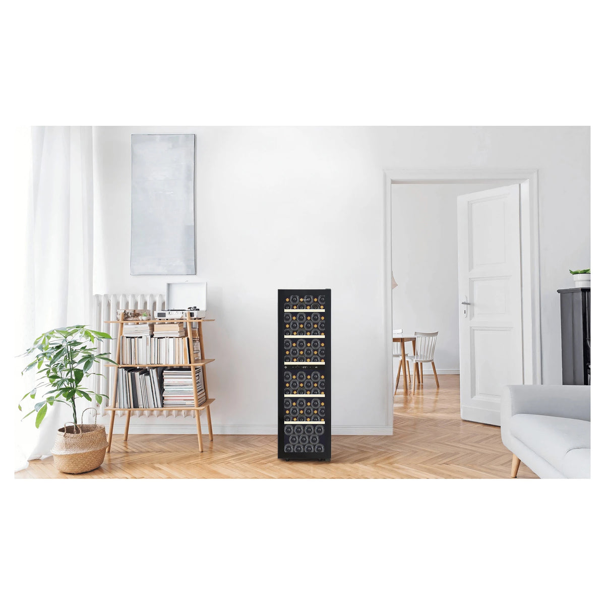 Vinoteca La Sommelière SMART95DZ instalada en un salón luminoso, vista general de la estancia