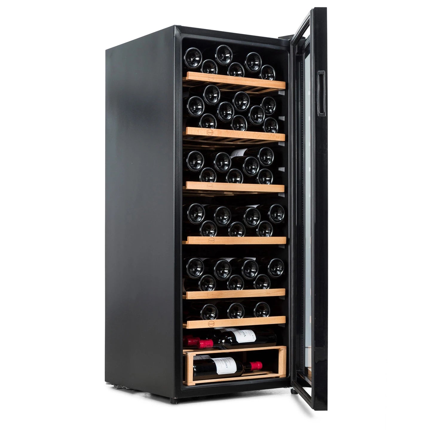 Vista lateral de la vinoteca Vinobox V96 Pro con puerta abierta y botellas organizadas en baldas de madera.