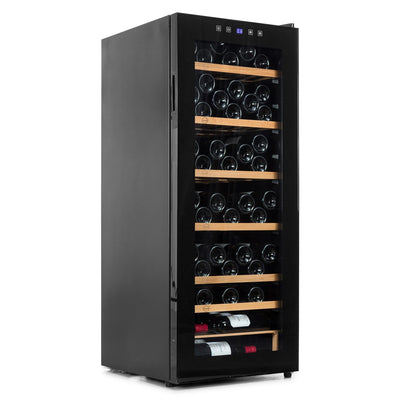 teca Vinobox 96 Pro de pie, con diseño en color negro y puerta de vidrio, equipada con estantes de madera que almacenan hasta 96 botellas de vino dispuestas horizontalmente.