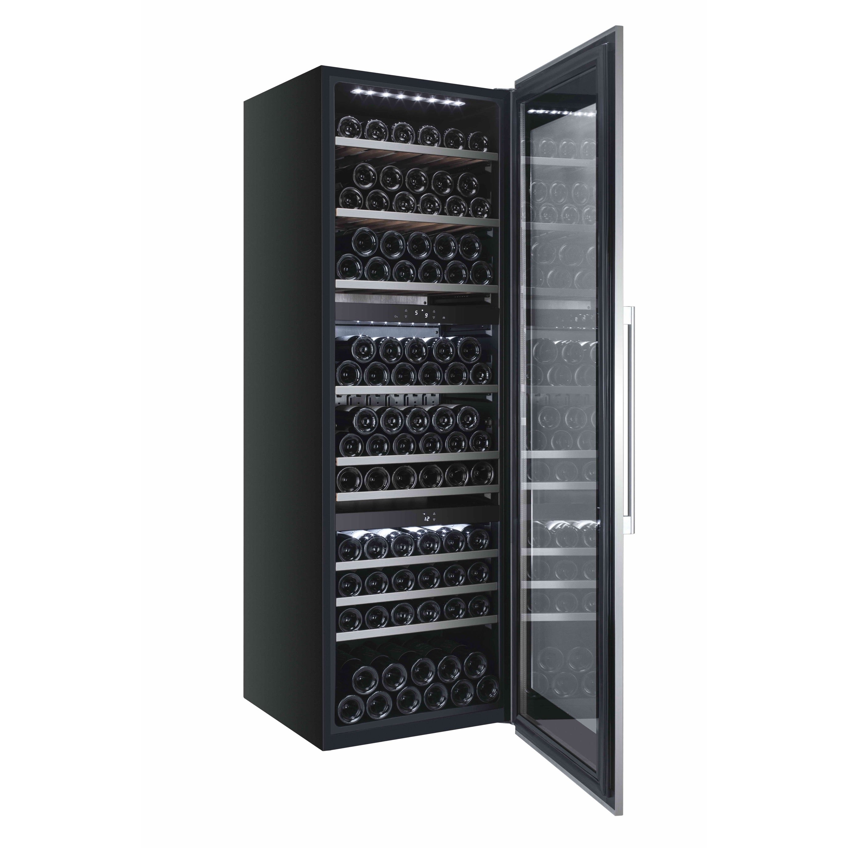 Imagen lateral de la Vinoteca 97 botellas Avintage AVI97AX3ZI Triple zona estantes repletos de botellas.