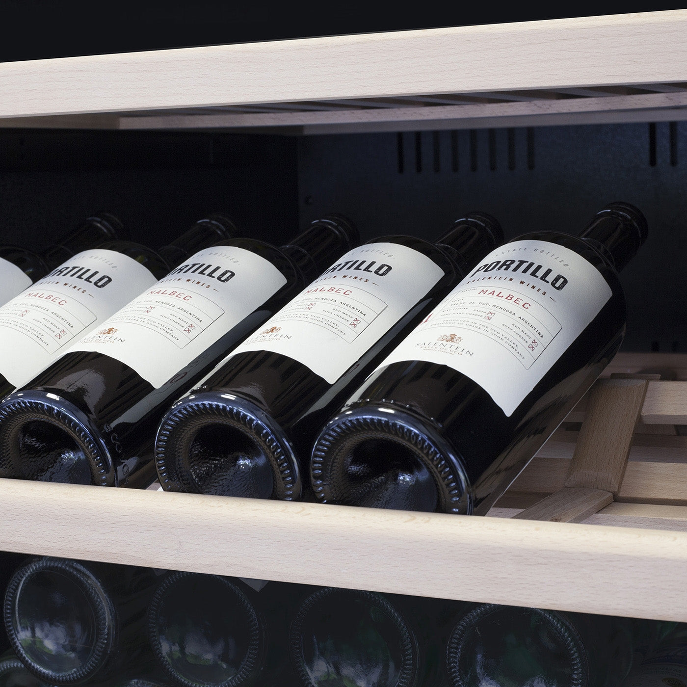 Vinoteca 180 botellas Caso WineChef Pro 180 Black detalle botellas