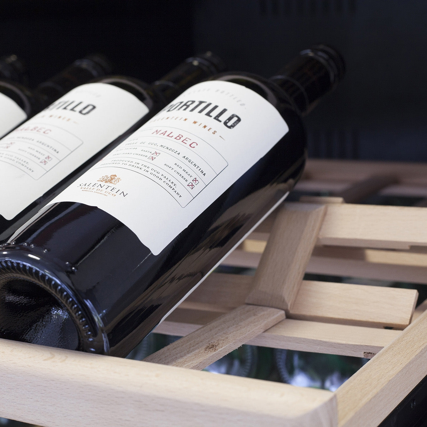 Vinoteca 180 botellas Caso WineChef Pro 180 Black detalle bandejas y botellas de vino