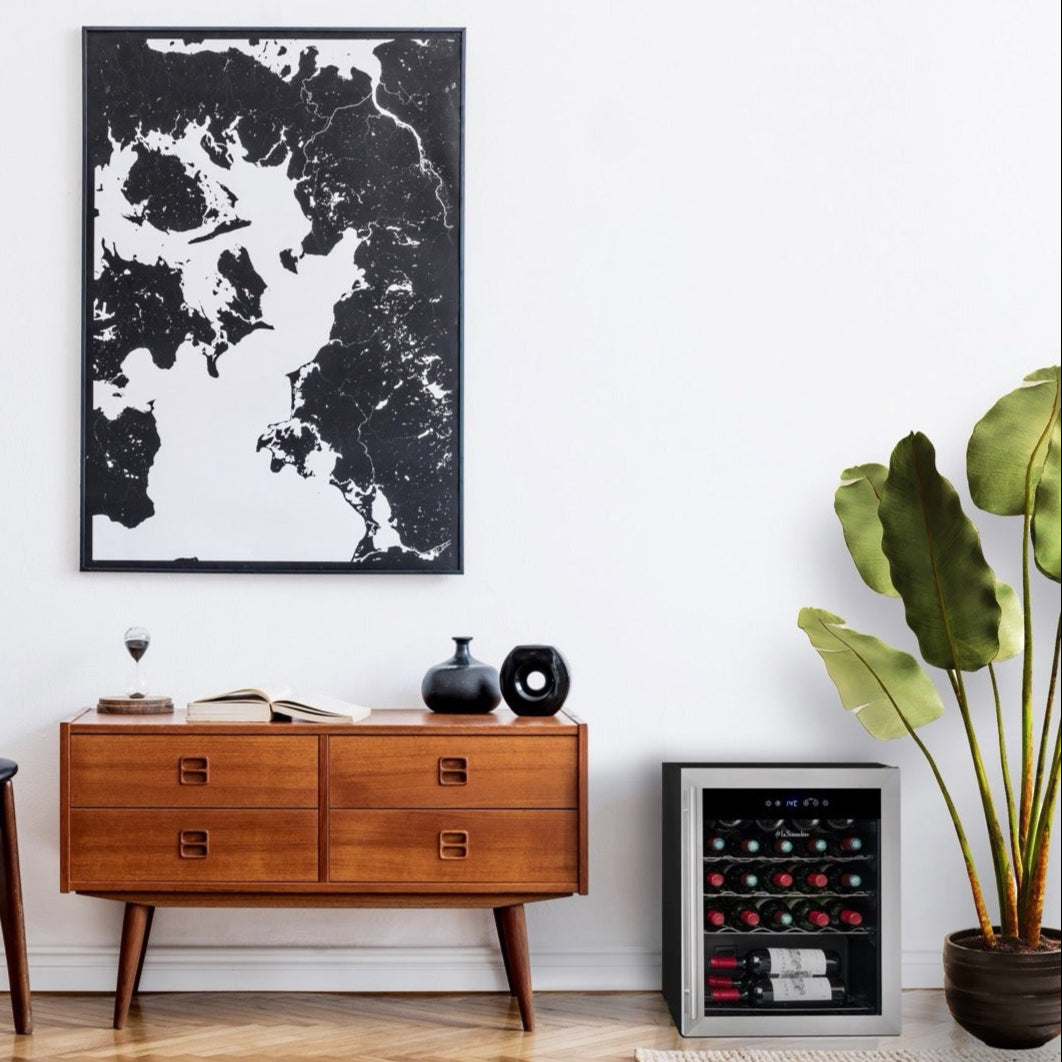 Salón moderno con mueble de madera y vinoteca La Sommelière LS24A integrada, llena de botellas y parte de la decoración.