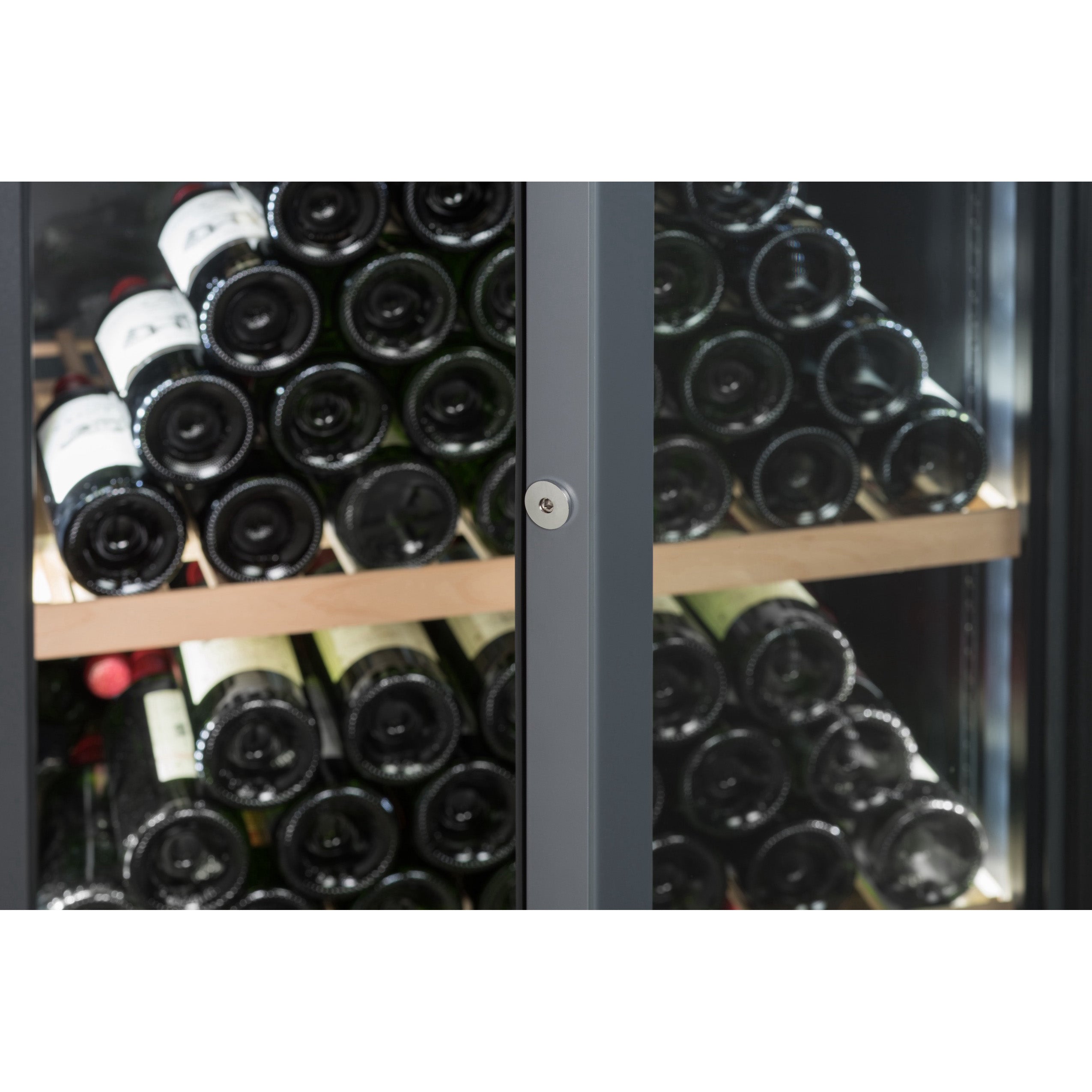 Vista de la Vinoteca 325 botellas La Sommelière VIP330VBLACK Triple zona repleta de botellas en estantes de madera