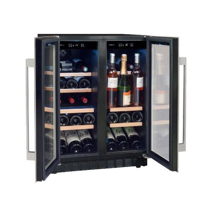 Fotografía de la Vinoteca encastrable 49 botellas Avintage AVU48DPX1 doble zona con la puerta abierta y estantes llenos de botellas.