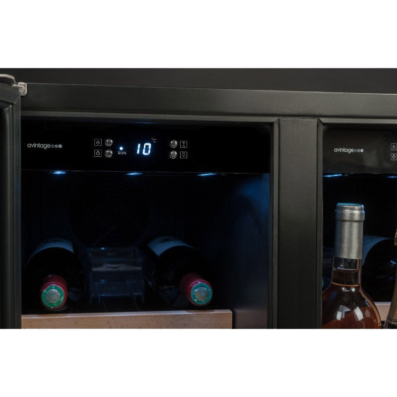 Primer plano del panel digital de la Vinoteca encastrable 49 botellas Avintage AVU48DPX1 doble zona donde se muestran las funciones de control de temperatura.