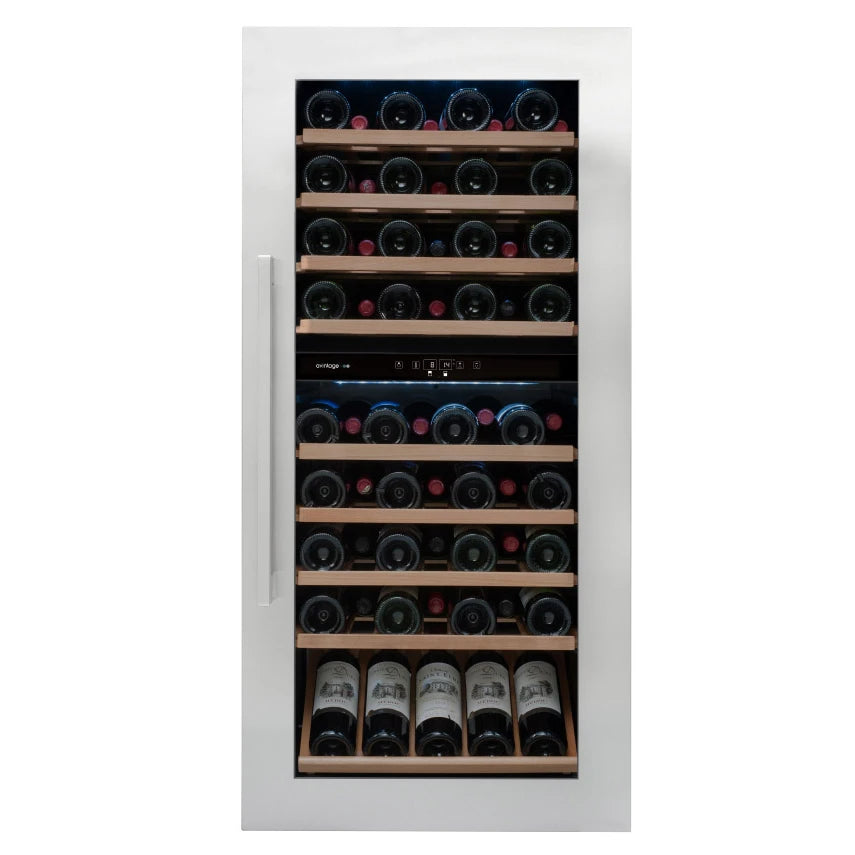 Vista frontal de la Vinoteca encastrable 79 botellas Avintage AVI81XDZA doble zona estantes llenos de botellas.