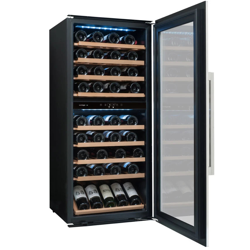 Imagen lateral de la Vinoteca encastrable 79 botellas Avintage AVI81XDZA doble zona estantes repletos de botellas.
