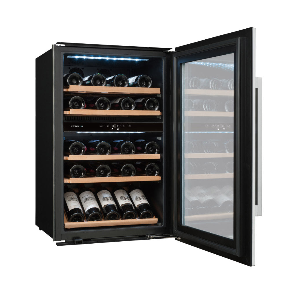 Imagen de la Vinoteca encastrable en columna 52 botellas Avintage AVI47XDZA doble zona abierta mostrando el interior y cargada con botellas.
