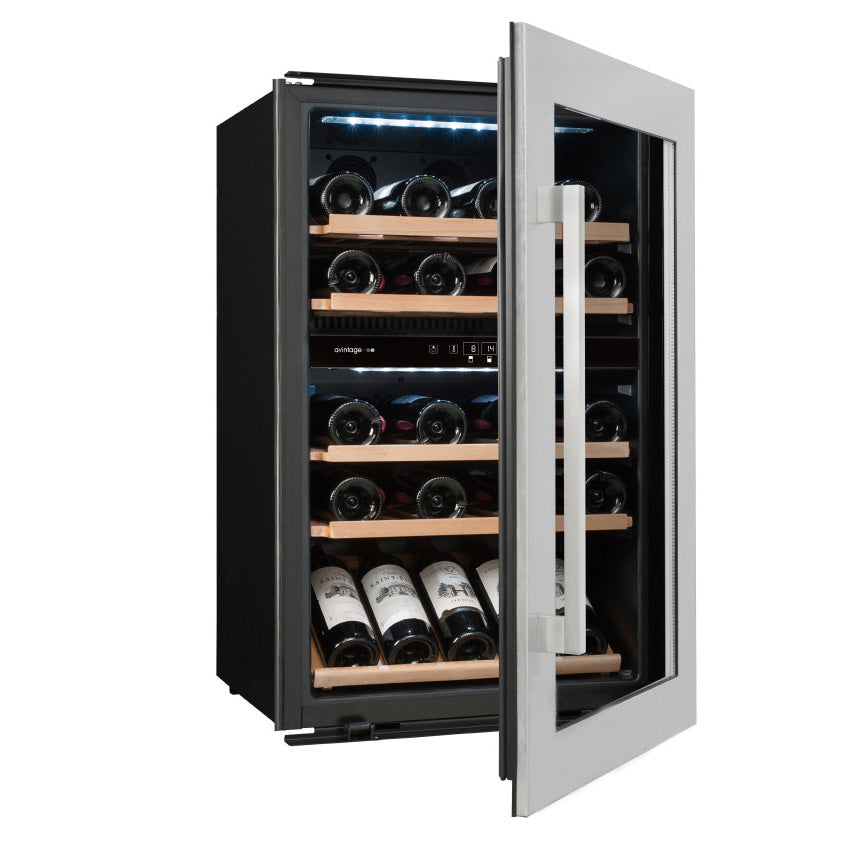 Fotografía de la Vinoteca encastrable en columna 52 botellas Avintage AVI47XDZA doble zona abierta para acceder al interior.