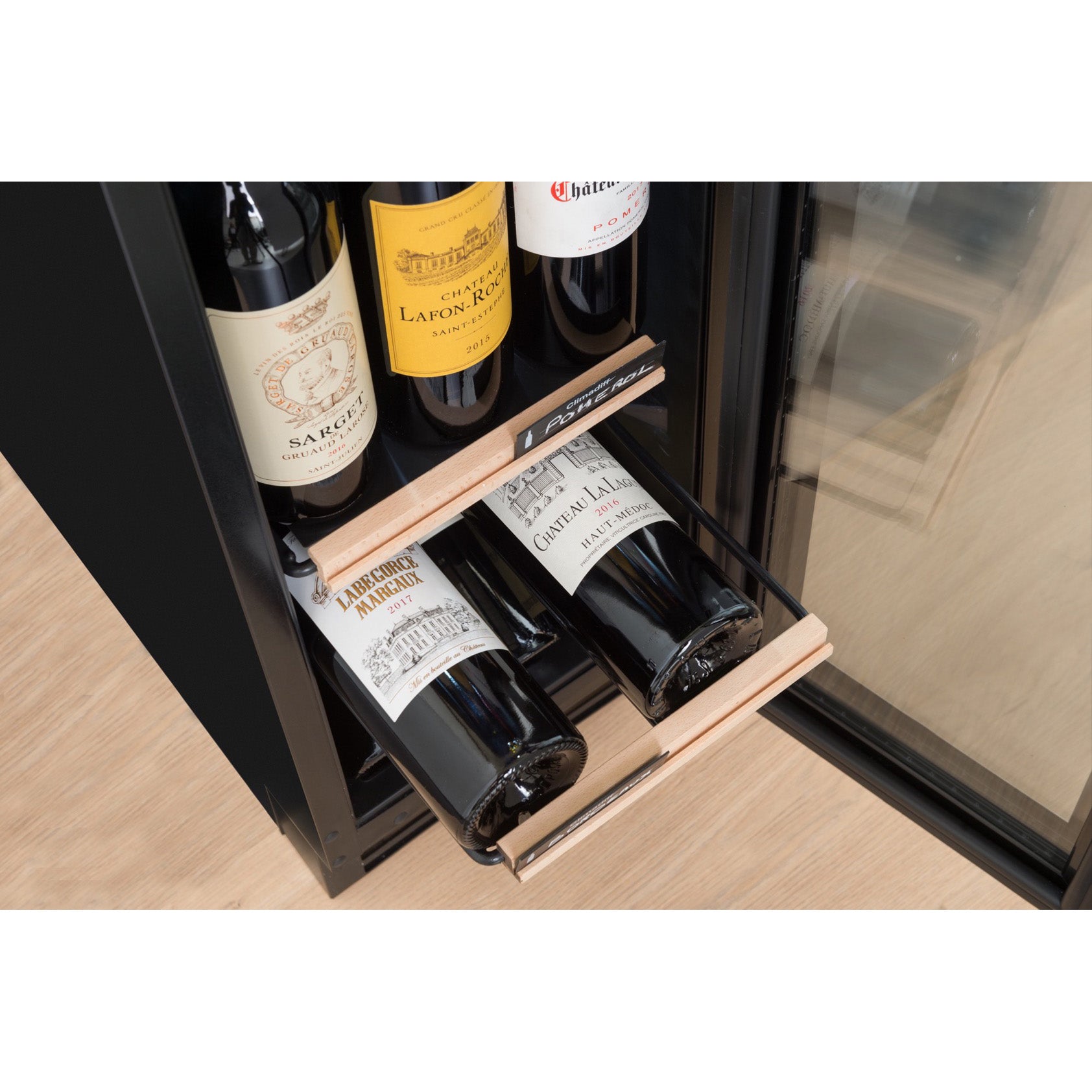 Primer plano del panel digital de la Vinoteca 22 botellas Avintage AVU23TB1 negra donde se muestran las funciones de control de temperatura.