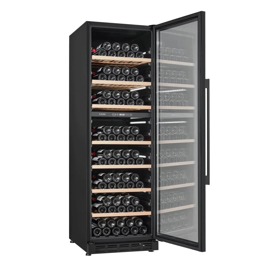 Vinoteca Cavin Arctic Collection 151D Fullglass black con puerta de vidrio abierta, mostrando botellas de vino organizadas en estantes de madera, con capacidad total de 151 botellas.