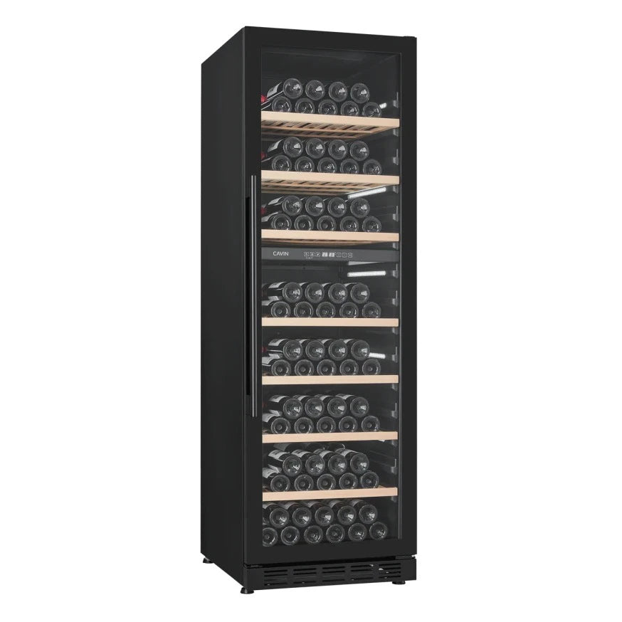 Vinoteca Cavin Arctic Collection 151D con diseño negro y puerta de vidrio cerrada, mostrando botellas de vino almacenadas en estantes de madera clara.