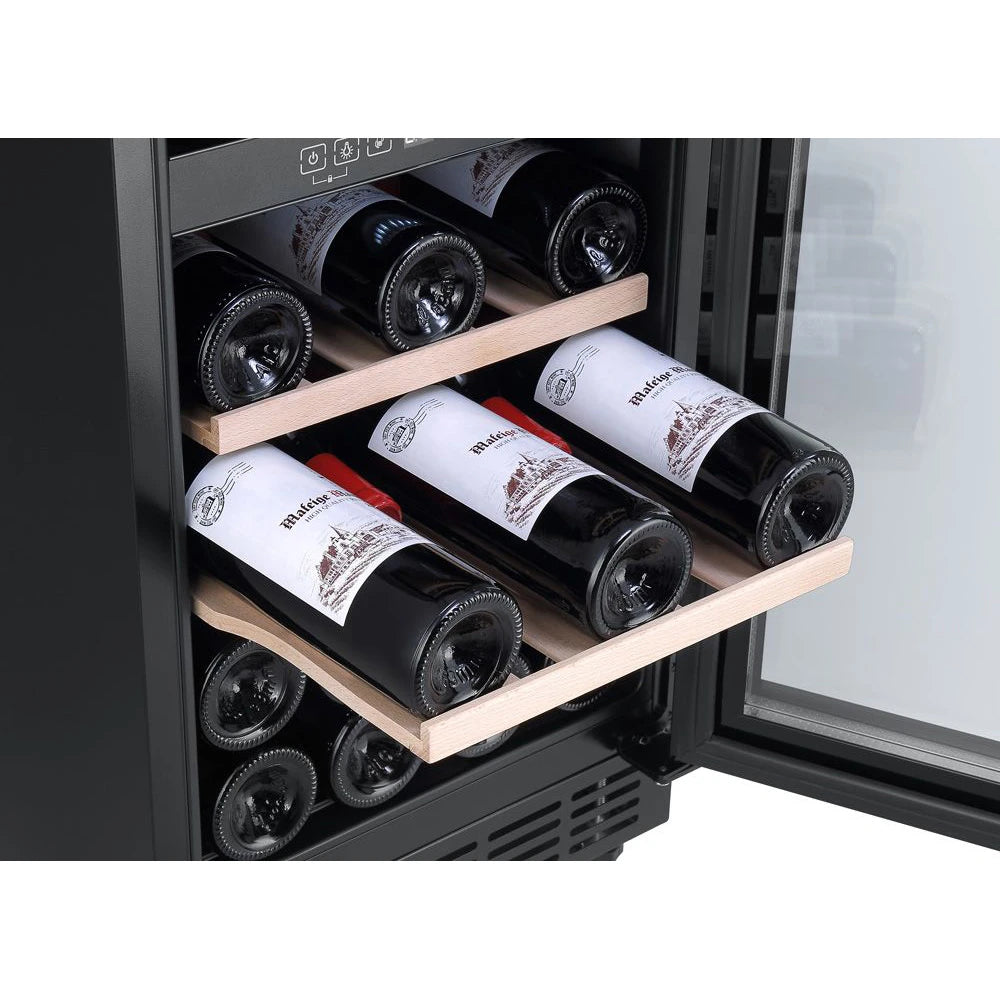 Vinoteca 28 botellas Cavin Arctic Collection 40D Fullglass Black vista lateral con puerta abierta y detalle de bandejas de madera deslizantes llenas de botellas de vino