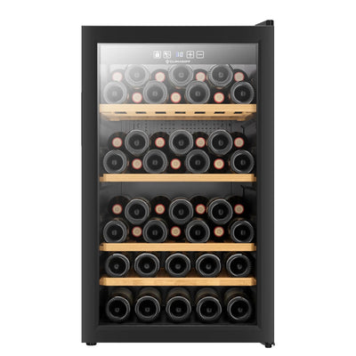 Vinoteca independiente Climadiff cls52b1 con marco negro y puerta de vidrio, con capacidad para aproximadamente 52 botellas de vino distribuidas en cinco estantes de madera.