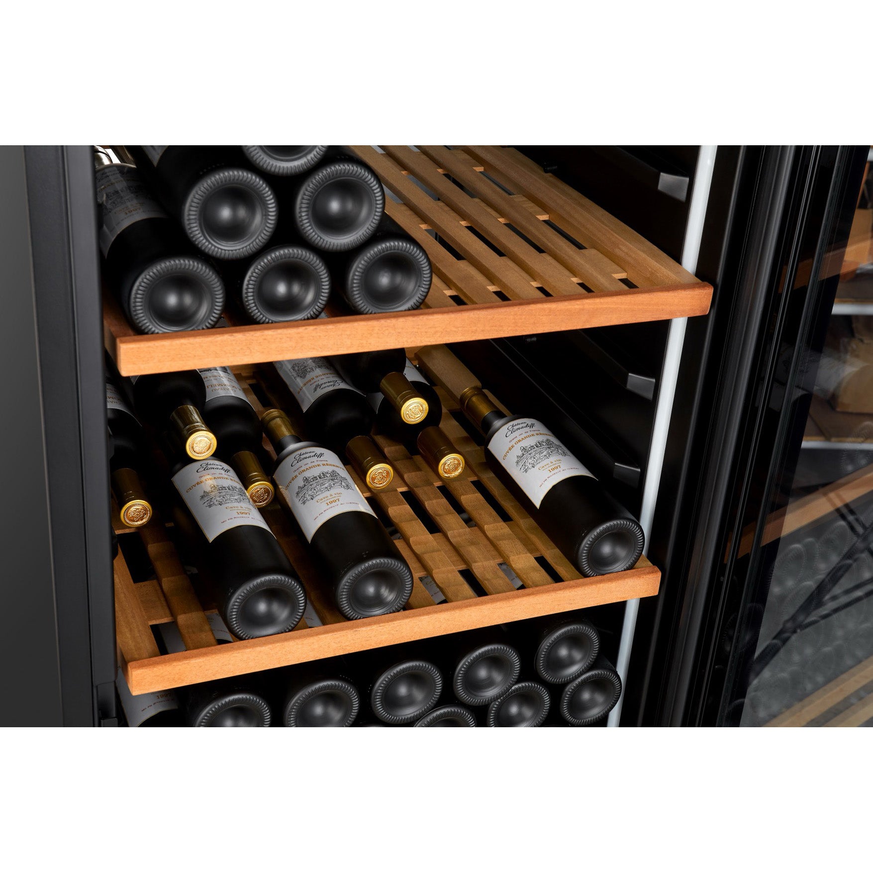 Vinoteca de envejecimiento 248 botellas Climadiff MILLESIME250B detalle bandejas con vino