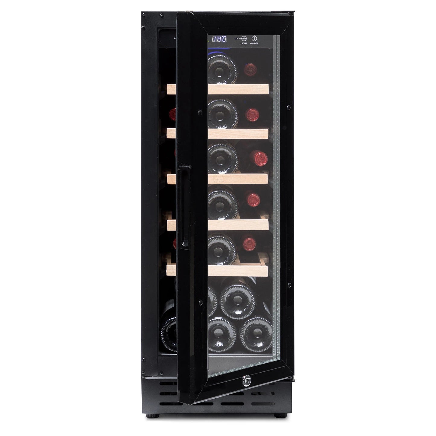 Vinoteca encastrable negra con puerta de vidrio parcialmente abierta, estantes de madera y botellas de vino almacenadas horizontalmente en su interior.