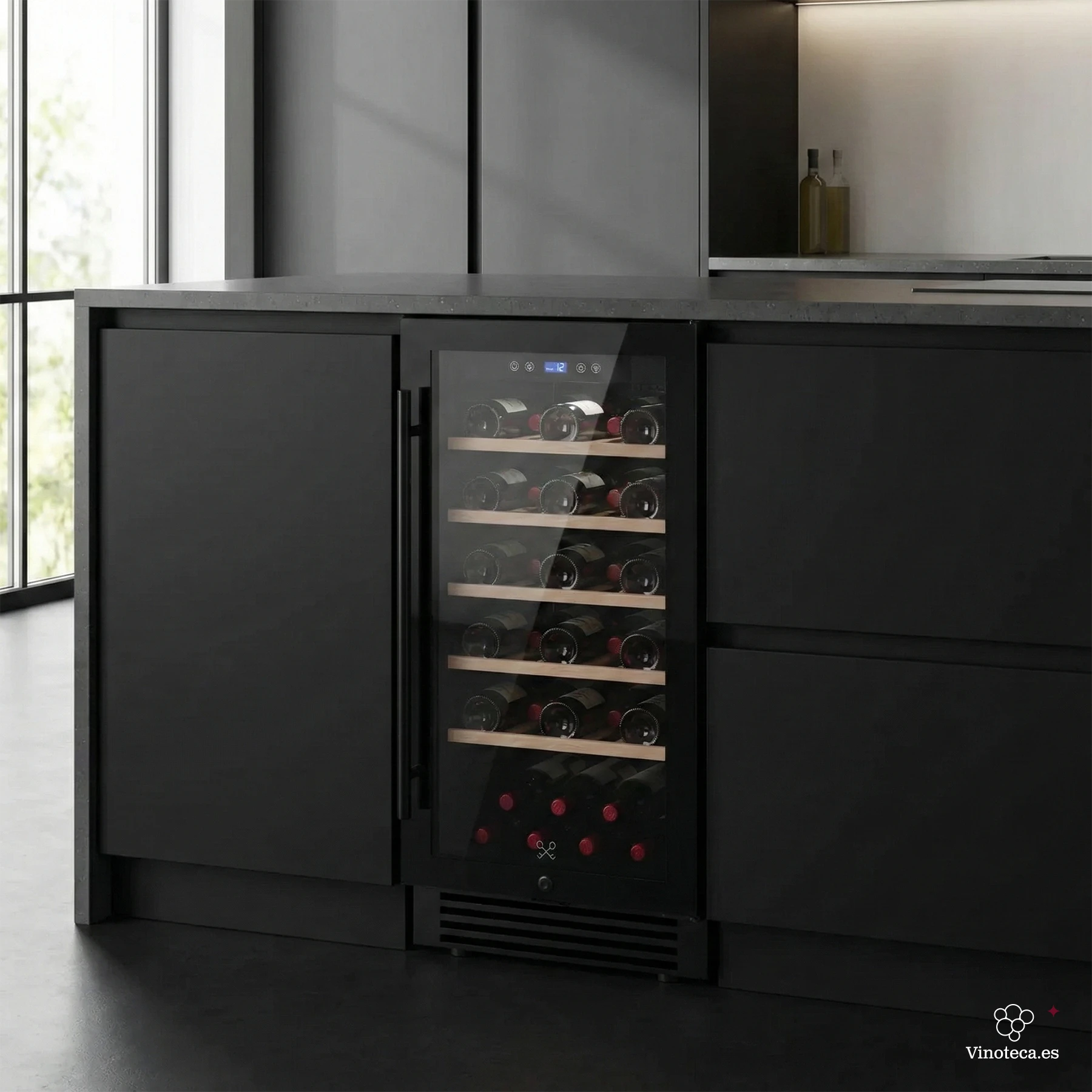 Vinoteca encastrable negra de 38 cm de ancho instalada bajo encimera en una isla de cocina moderna de diseño negro mate.