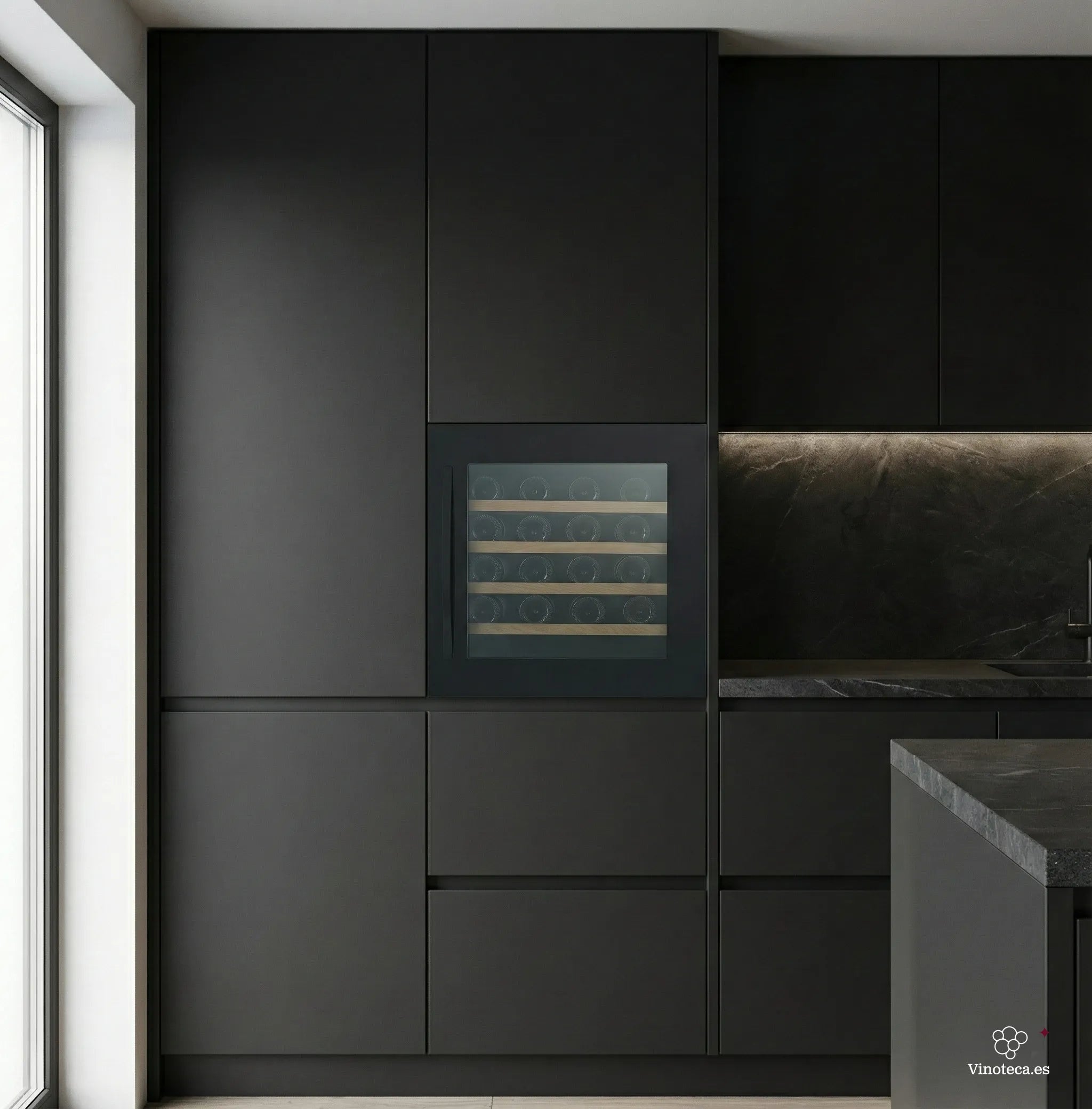 Cocina moderna en tonos negros con vinoteca encastrable Caviss de 32 botellas integrada en un mueble alto, con puerta de vidrio y estantes de madera visibles.