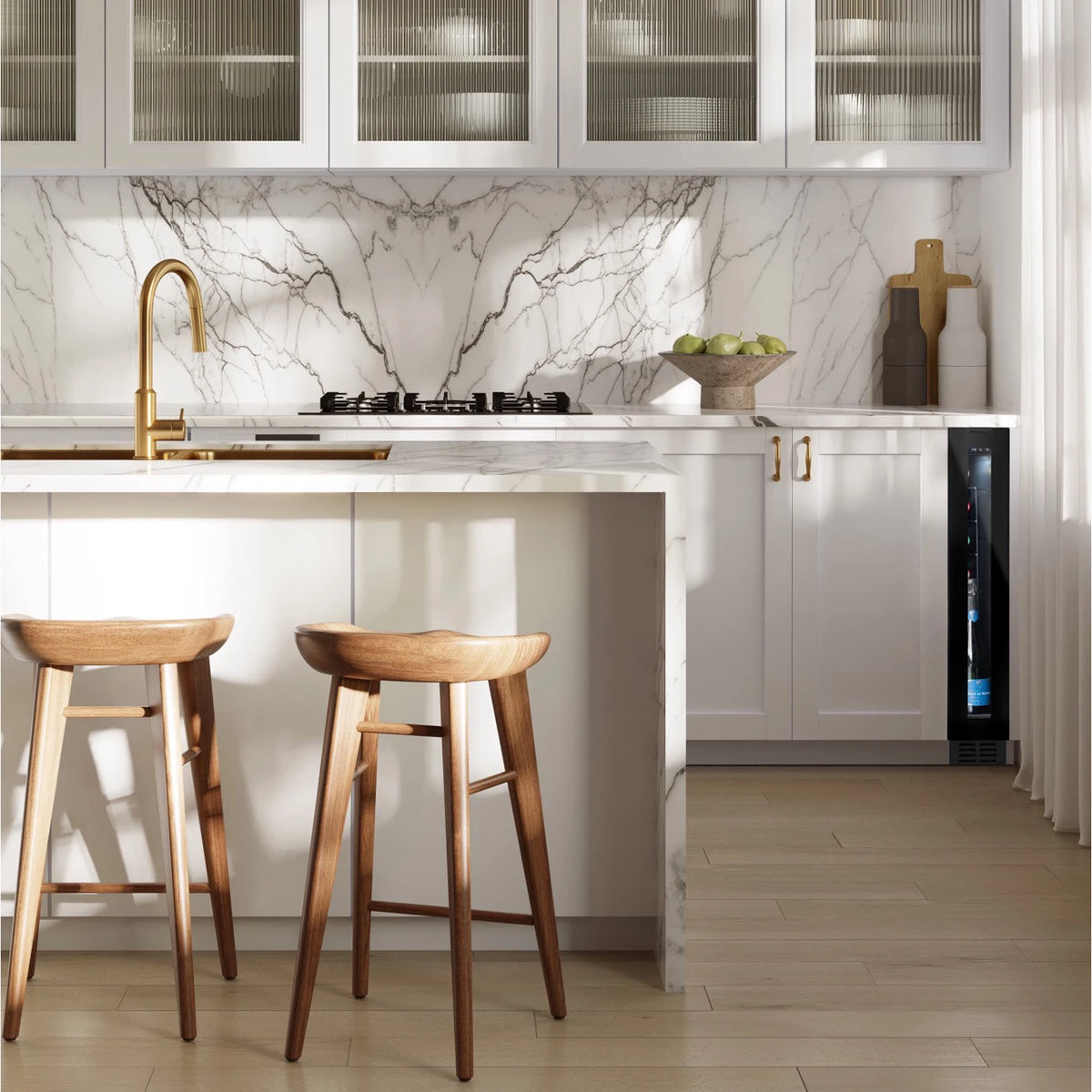 Vinoteca encastrable 8 botellas Avintage AVU8TNA instalada en una cocina minimalista.