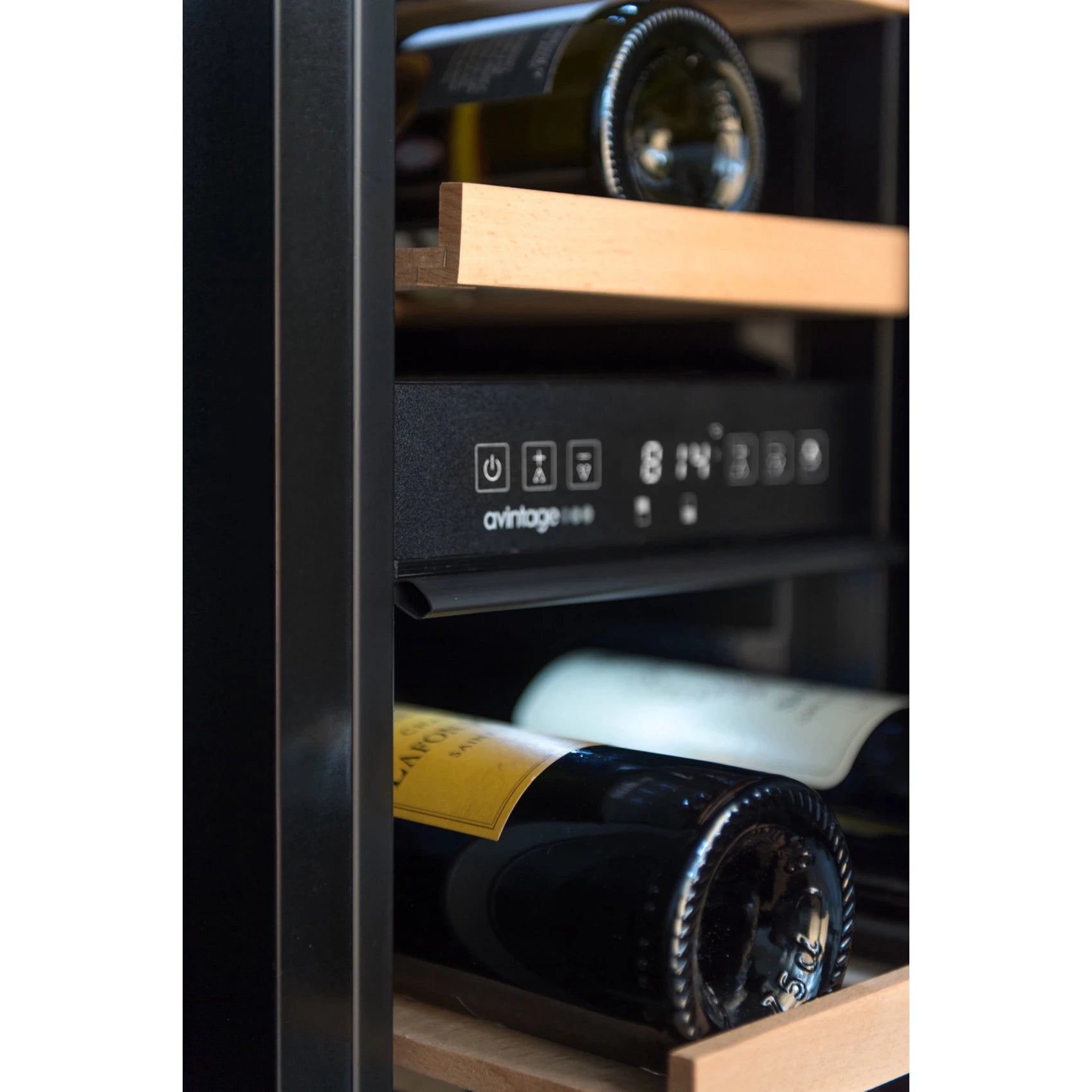 Imagen de la Vinoteca encastrable 18 botellas Avintage AVU31D88 doble zona.