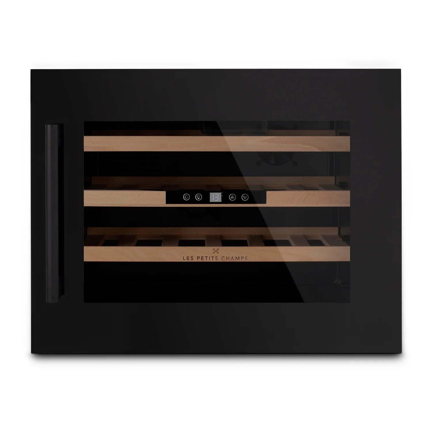 Vista frontal de la vinoteca empotrable Les Petits Champs CAVCIB24, con puerta de vidrio, marco negro y estantes de madera clara
