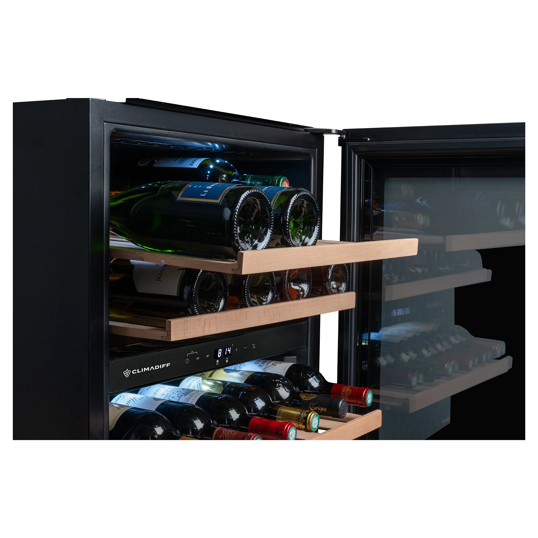 Vinoteca integrable Climadiff CBI40DB1 de 36 botellas con doble zona, puerta abierta y estantes de madera extraídos con botellas de vino en posición horizontal.