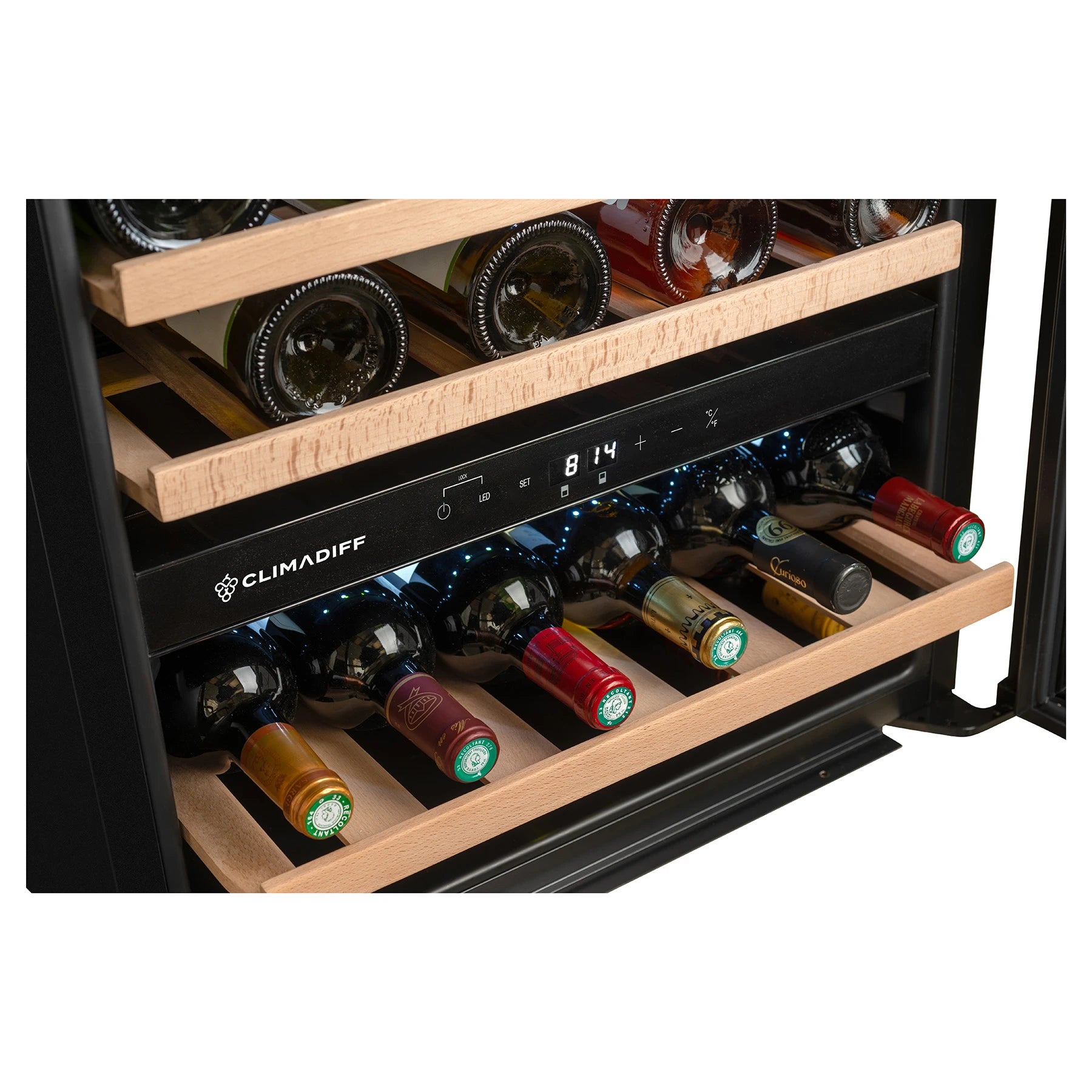 Detalle de vinoteca integrable Climadiff CBI40DB1 de 36 botellas con doble zona, estantes de madera deslizantes y panel digital con temperatura visible.