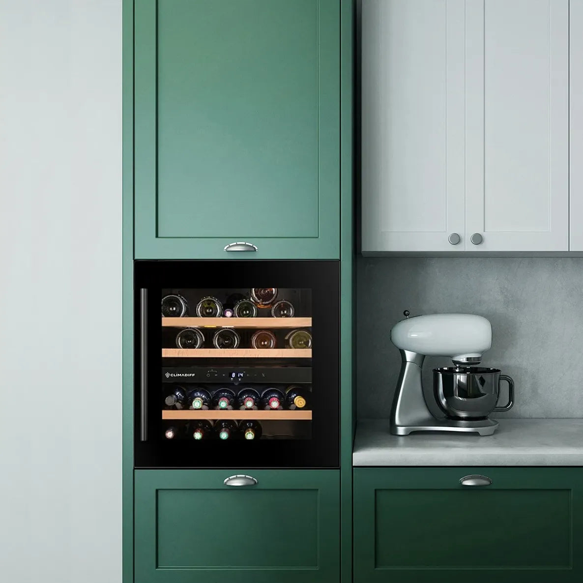 Vinoteca integrable Climadiff CBI40DB1 de 36 botellas con doble zona, instalada en mueble de cocina verde con puerta de cristal y estantes de madera visibles.
