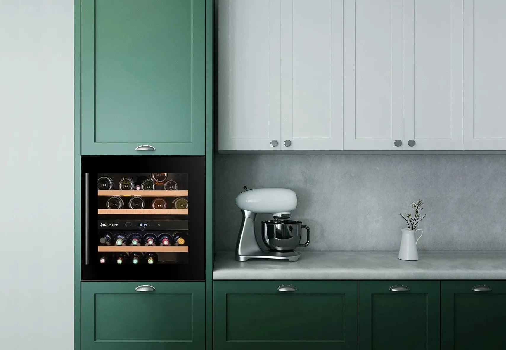 Vinoteca integrable Climadiff CBI40DB1 de 36 botellas con doble zona, instalada en mueble de cocina verde con puerta de cristal y estantes de madera visibles.