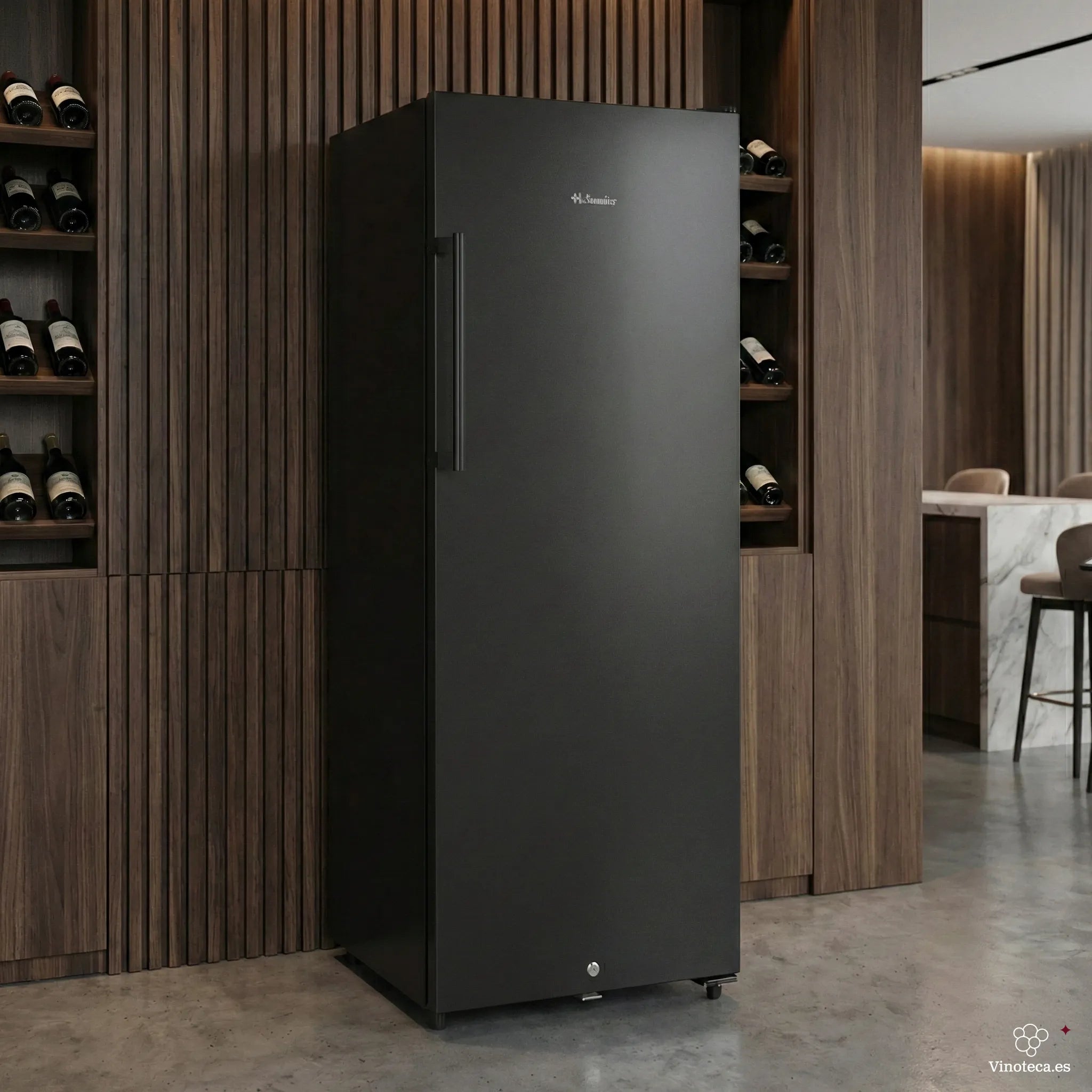 Vinoteca La Sommeliere CTPNE147E de 147 botellas en ambiente domestico, con puerta negra y estantes interiores.