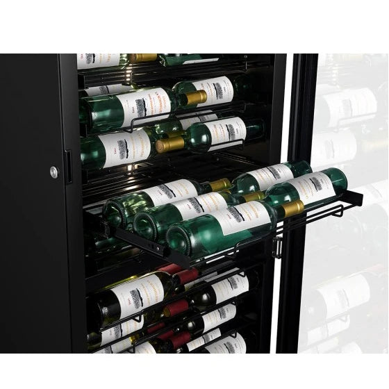 Vista de la Vinoteca 184 botellas La Sommelière APOGEE 185DZPRO doble zona con estantes de madera llenos de botellas