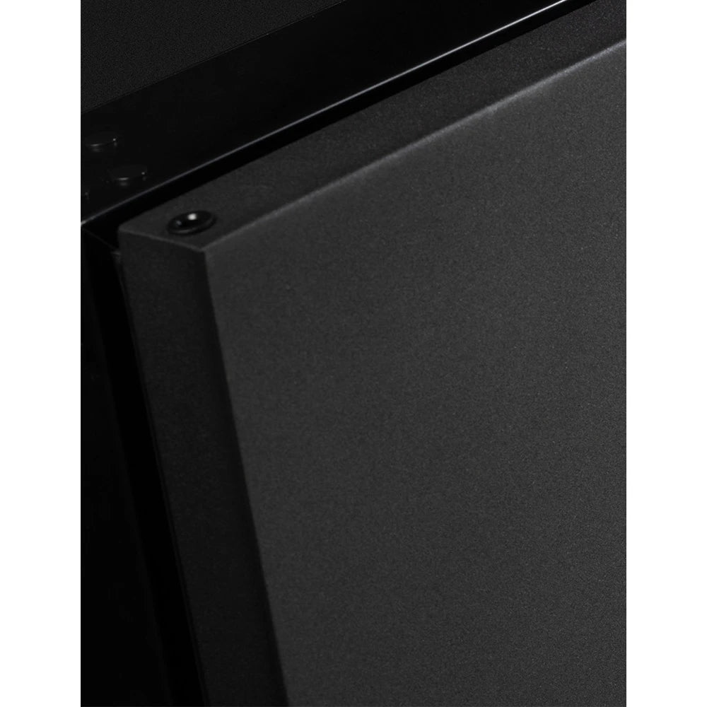 Primer plano de la puerta de la vinoteca CTPNE120E en acabado negro mate.